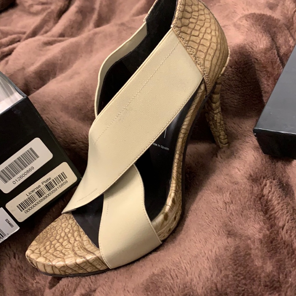 Donald Pliner Elastic Tan Crocodile High Heel 8.5 Brand New
